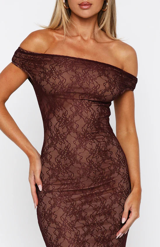 Robe longue en dentelle à épaules dénudées "Defied The Odds" couleur lie de vin