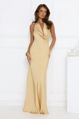 Robe longue en satin à licou Glitz Gathering dorée