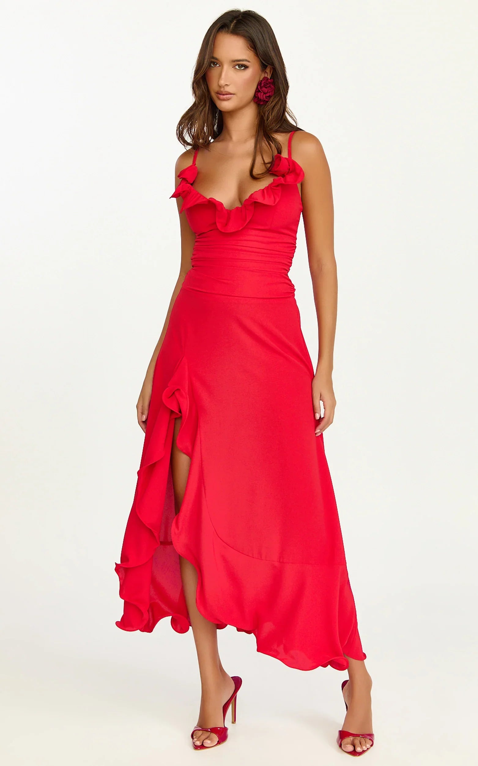 Robe mi-longue Vivienne - Robe rouge à volants avec fente et col orné d'une rosette