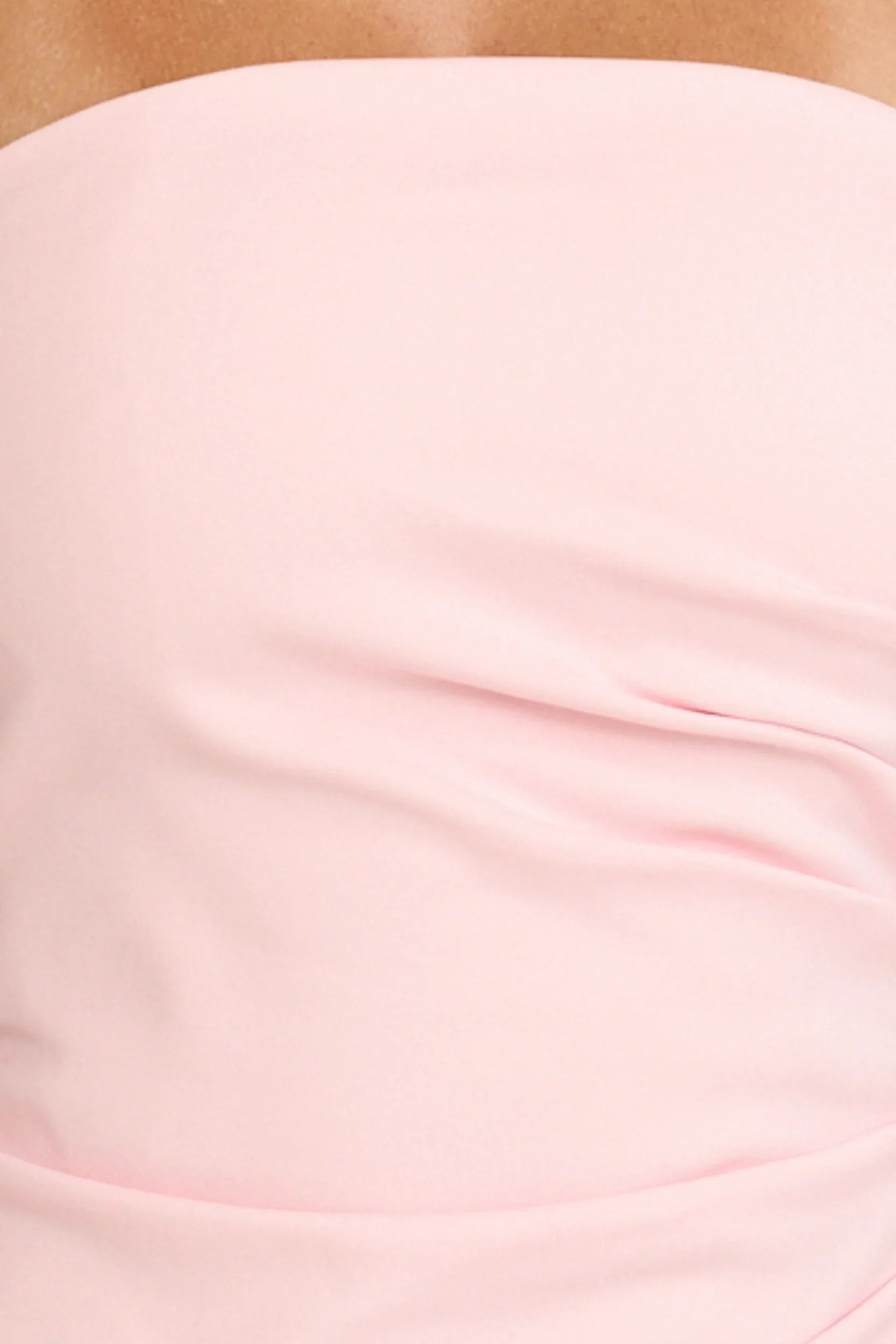 Robe longue Louisa – Robe évasée rose avec bustier, fronces latérales et taille basse.