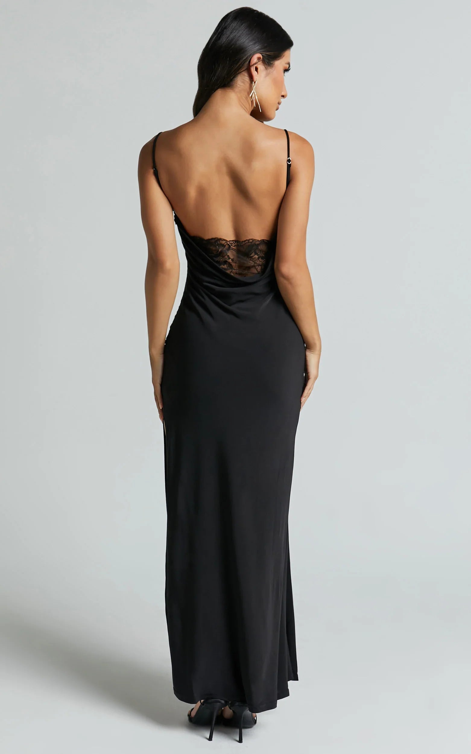 Robe longue Carrie – Robe à empiècement en dentelle avec dos bénitier, noire