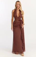 Robe longue Eleonor - Robe à volants étagés, décolleté plongeant, dos nu et fente avant, couleur chocolat