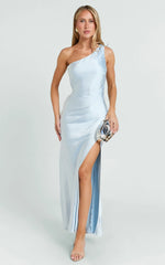 Robe longue Isla - Robe asymétrique en satin à fente latérale bleu ciel