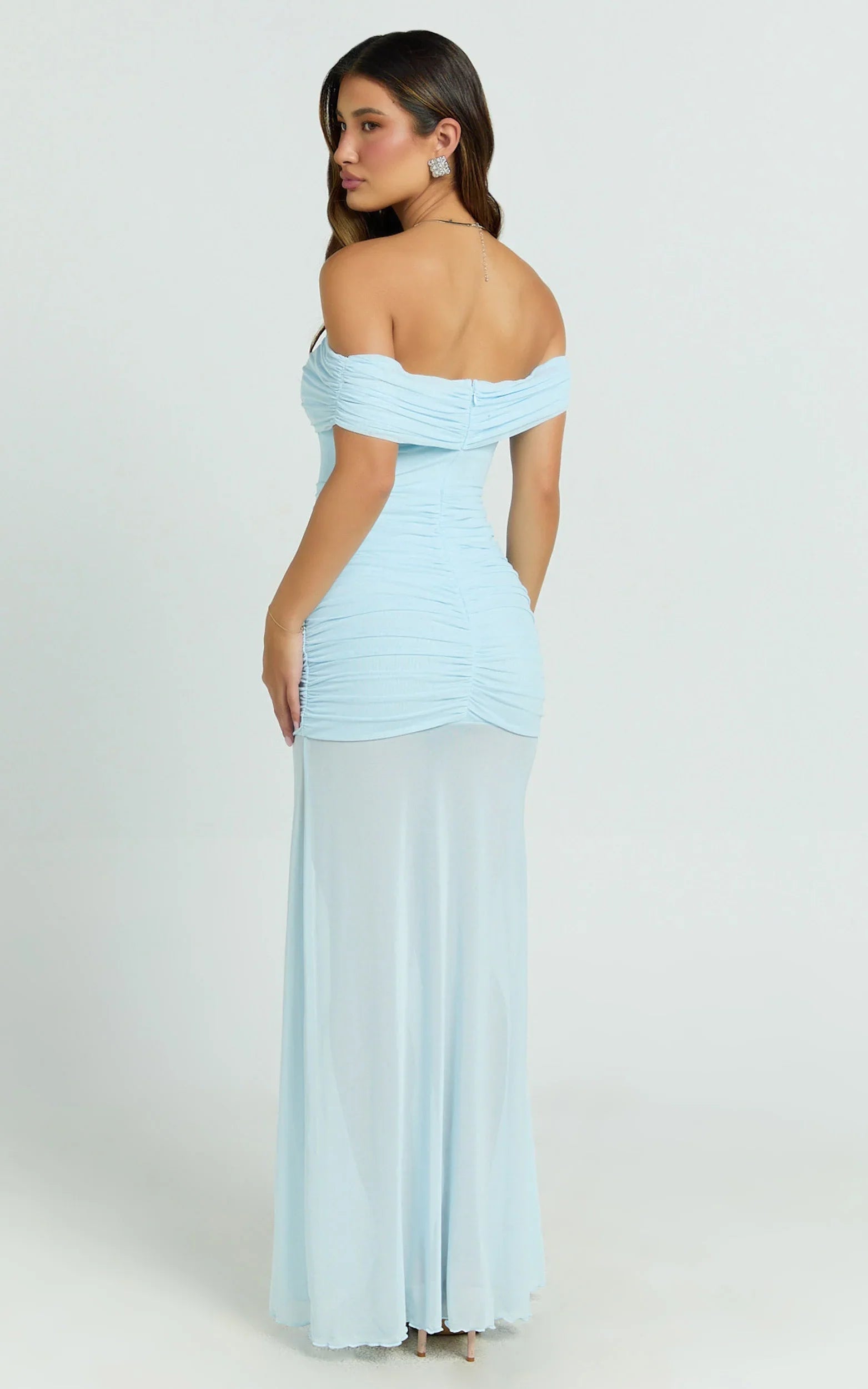 Robe longue Leticia - Robe en maille froncée asymétrique à épaules dénudées avec fente haute de couleur bleue