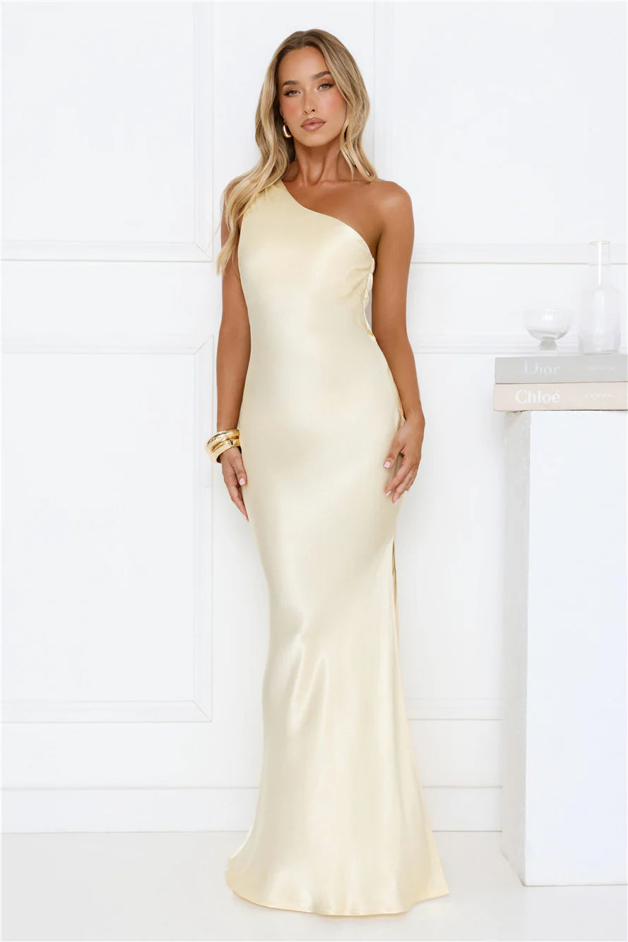 Robe longue en satin asymétrique jaune « Modern Day Love »