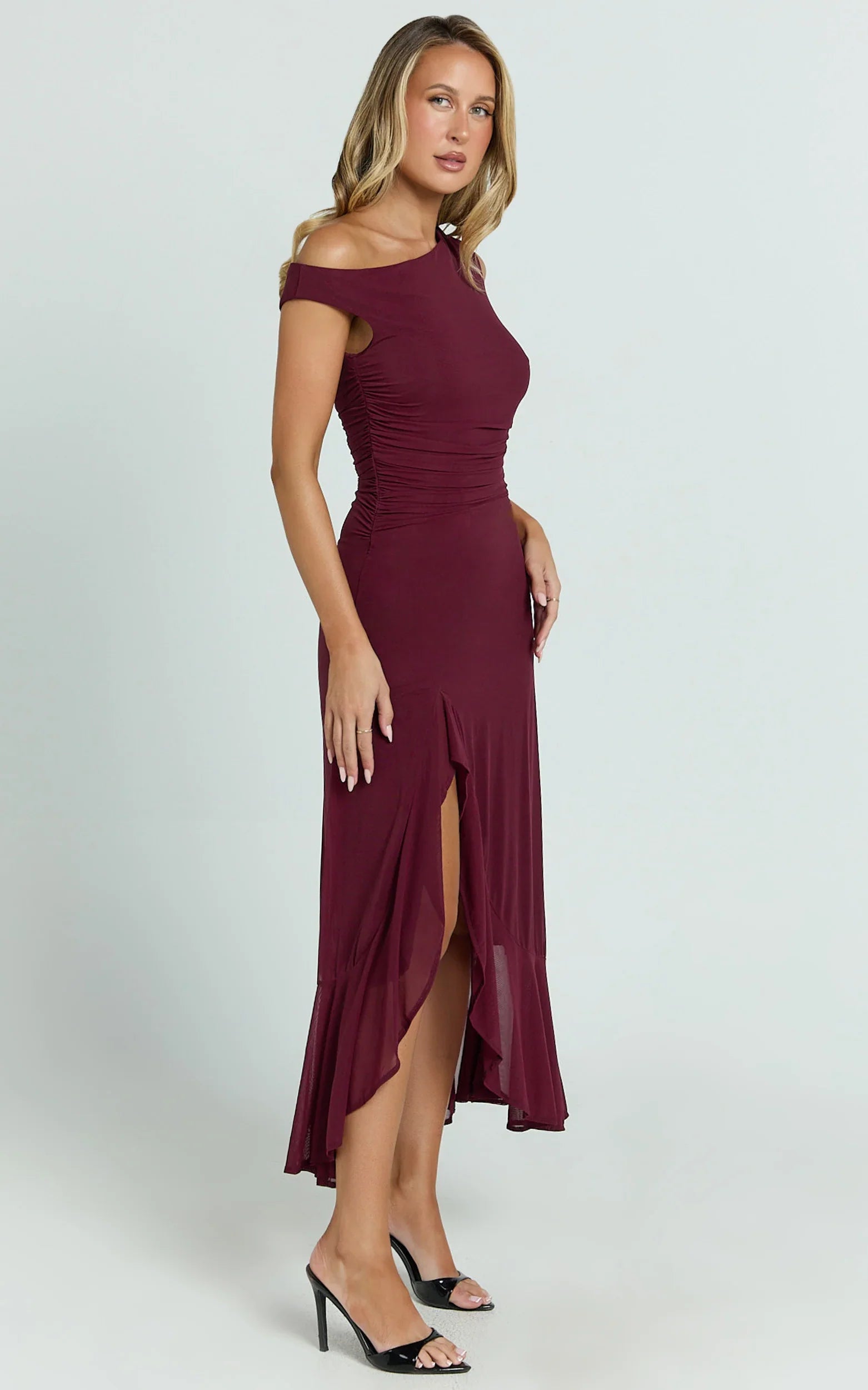 Robe midi Judee - Robe asymétrique fendue haute sur le côté couleur lie de vin