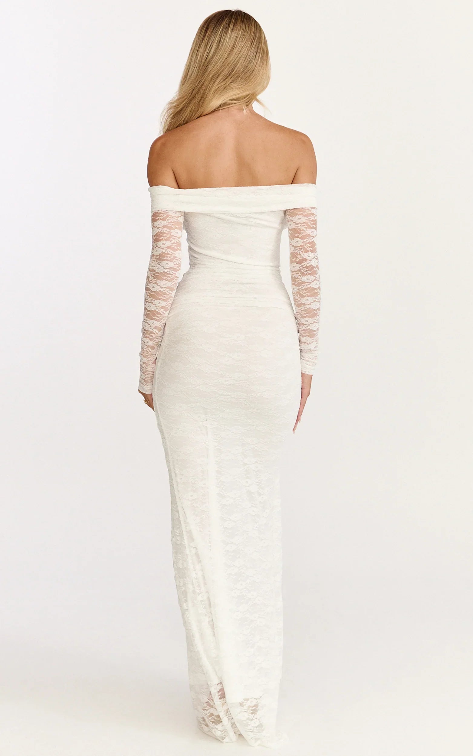 Robe longue Melville – Robe longue en dentelle à épaules dénudées et manches longues de couleur blanche