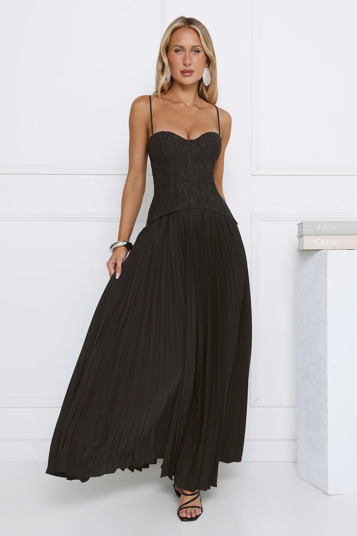 Robe longue noire en dentelle Roses anciennes