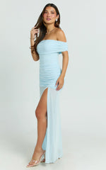 Robe longue Leticia - Robe en maille froncée asymétrique à épaules dénudées avec fente haute de couleur bleue