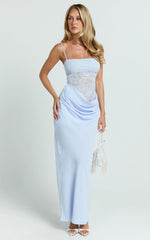 Robe longue Rania - Robe longue coupe biais à encolure bénitier et taille basse avec bustier en dentelle contrastante de couleur Bleu doux