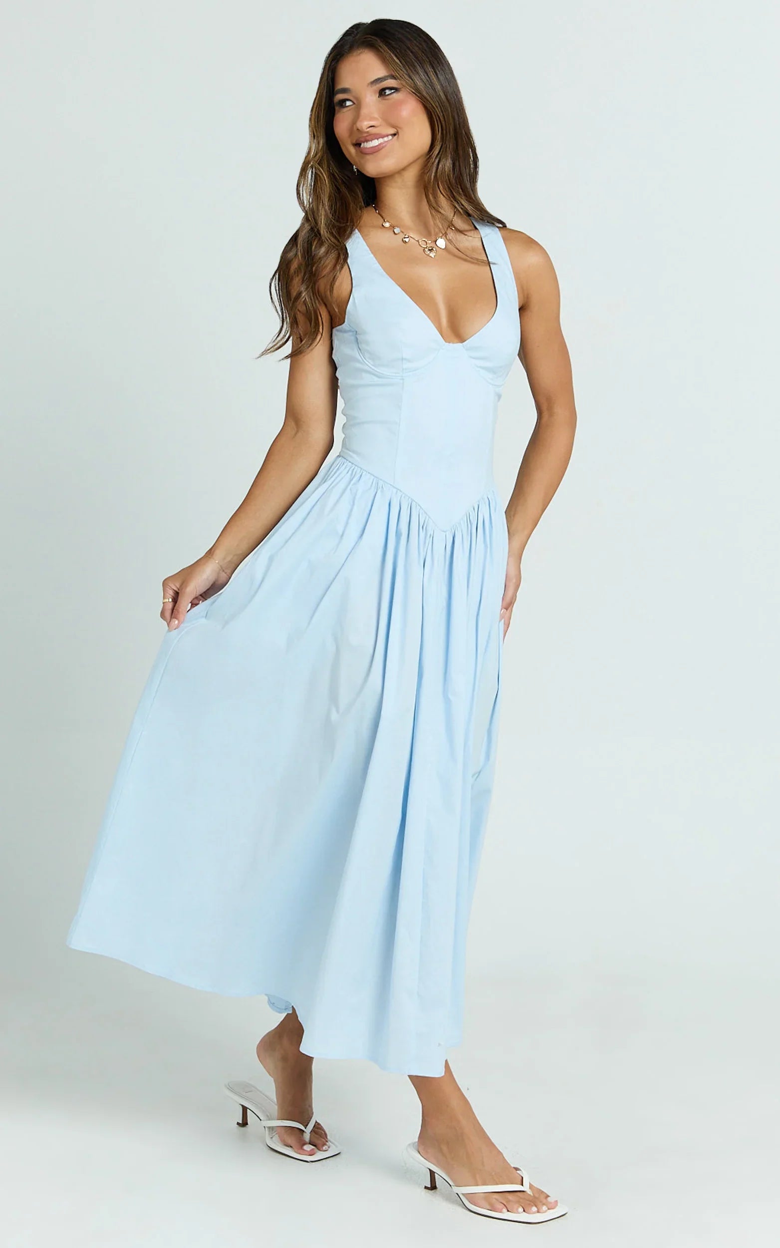 Robe mi-longue Beckett - Robe col rond, taille basse en V, jupe froncée bleue