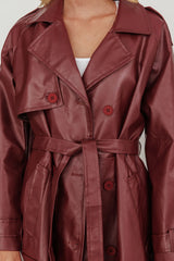 Trench-coat long en similicuir bordeaux