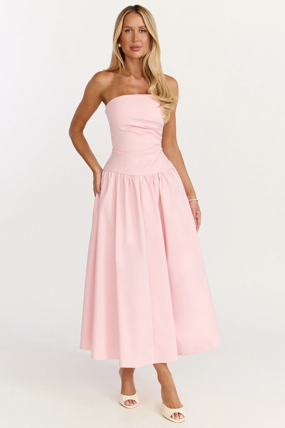 Robe longue Louisa – Robe évasée rose avec bustier, fronces latérales et taille basse.