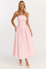 Robe longue Louisa – Robe évasée rose avec bustier, fronces latérales et taille basse.