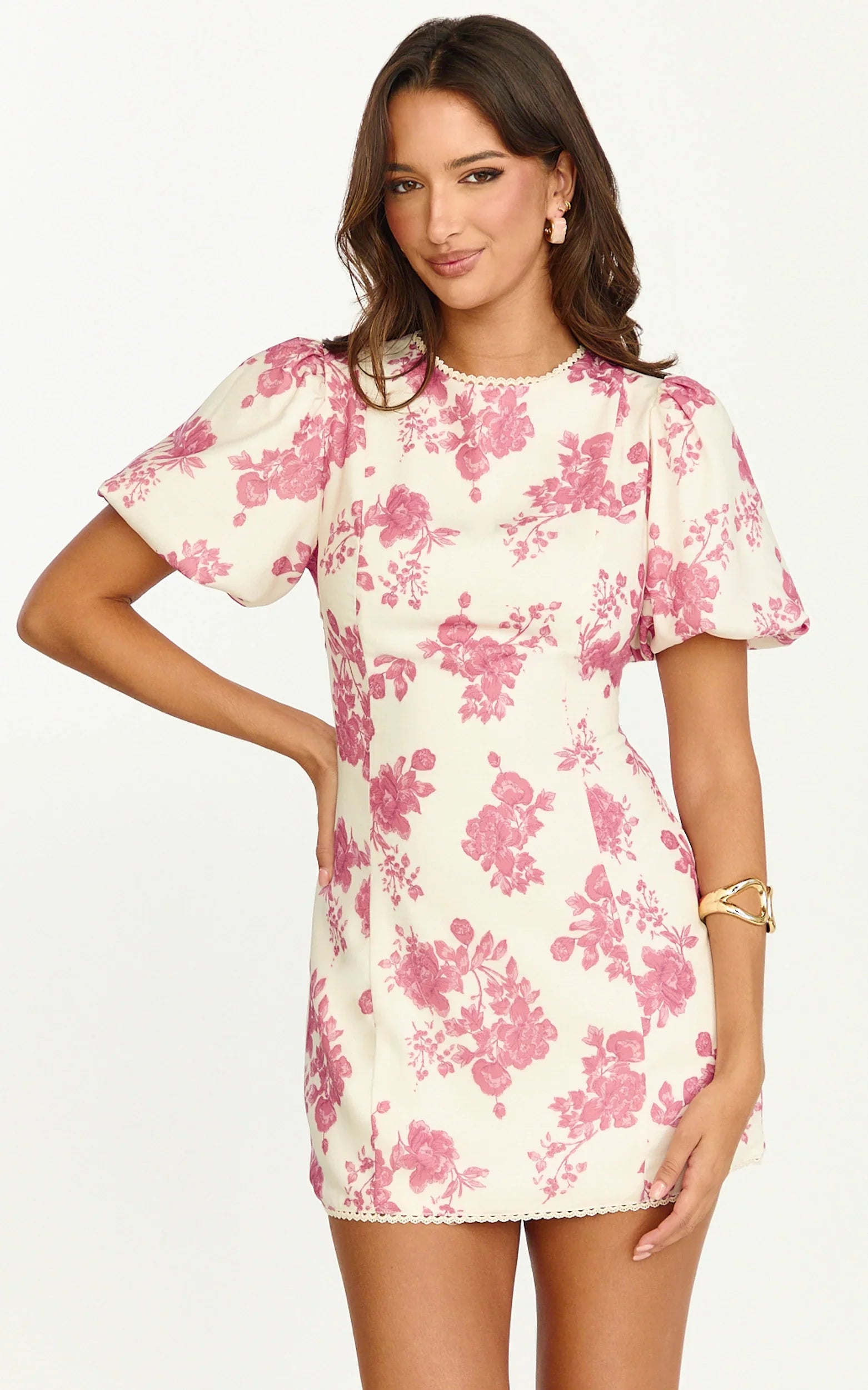 Robe Courte Lila - Robe Ajustée à Col Montant, Manches Bouffantes et Dos en Dentelle Imprimé Toile De Jouy