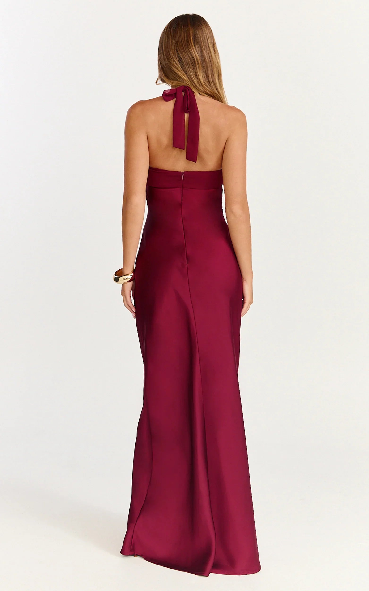 Robe longue Flynn – Robe en satin à col bénitier et encolure cœur, couleur lie-de-vin
