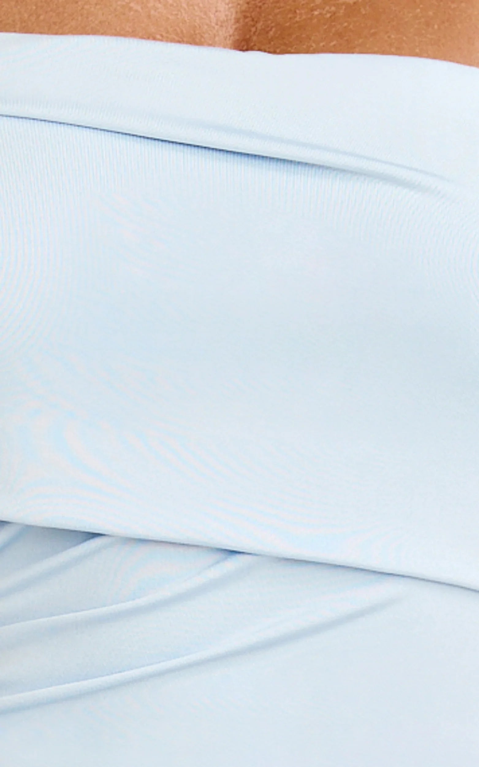 Robe longue Opal - Robe évasée à épaules dénudées et corsage froncé de couleur bleue