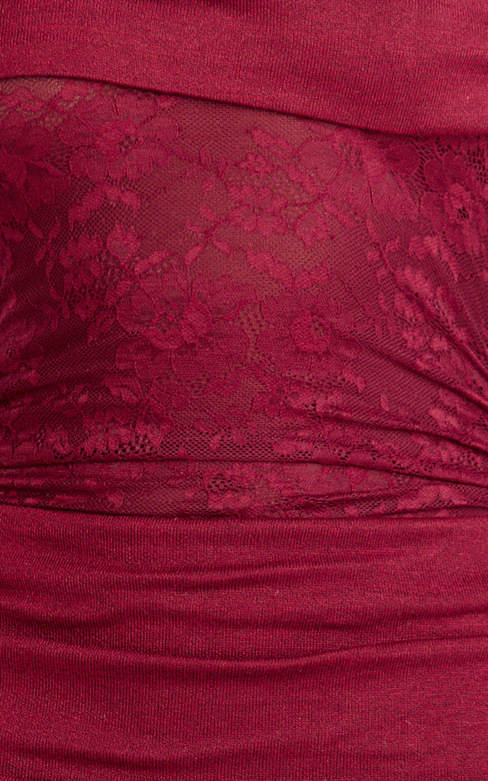 Robe longue Juliet - Robe en dentelle froncée superposée à manches longues et épaules dénudées couleur lie-de-vin