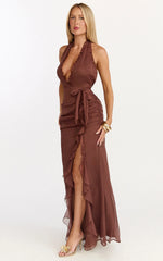 Robe longue Eleonor - Robe à volants étagés, décolleté plongeant, dos nu et fente avant, couleur chocolat