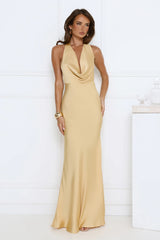Robe longue en satin à licou Glitz Gathering dorée