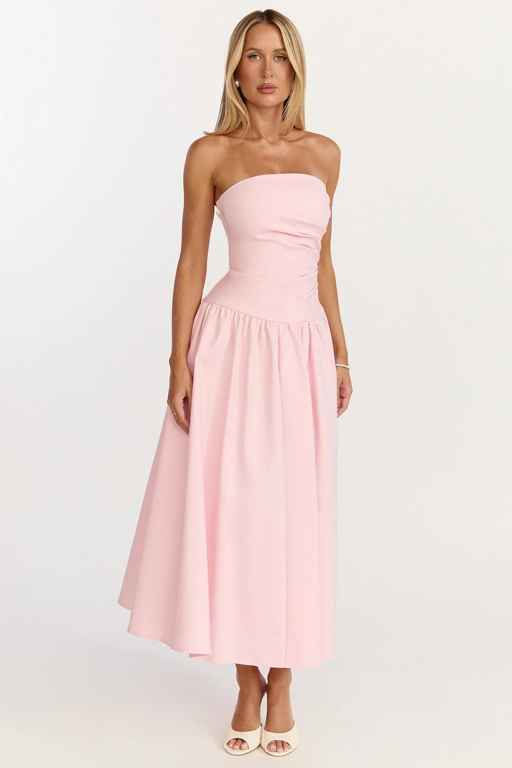 Robe longue Louisa – Robe évasée rose avec bustier, fronces latérales et taille basse.