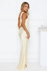 Robe longue en satin asymétrique jaune « Modern Day Love »