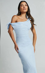 Robe longue Cincinnati - Robe longue en lin bleu pâle avec épaules dénudées et fente latérale