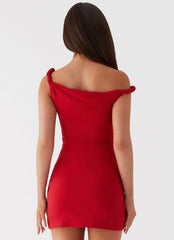 Mini-robe Arabella torsadée à l'épaule - Rouge