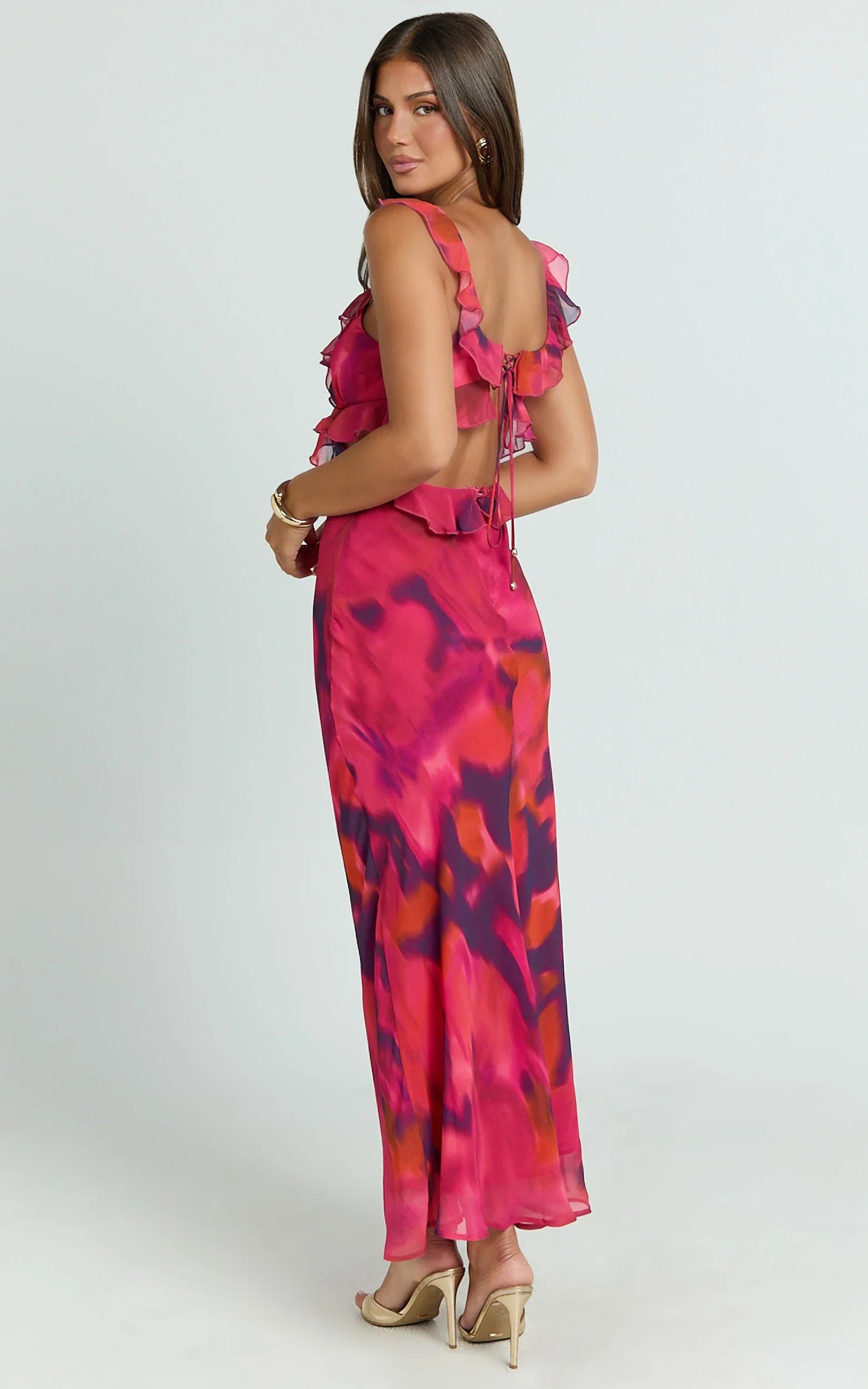 Robe longue Alessa - Col V à volants, taille empire et découpe au dos, imprimé Adeana