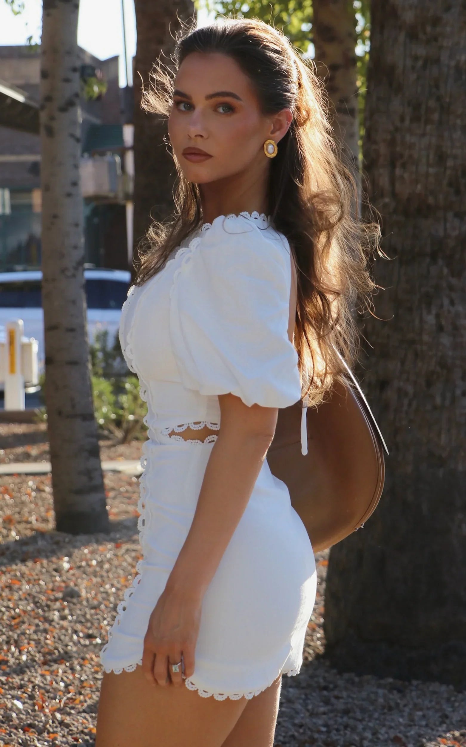 Robe Courte Laila en Lin Mélangé – Robe Droite à Col Montant, Découpes Latérales et Manches Bouffantes, Coloris Blanc Cassé