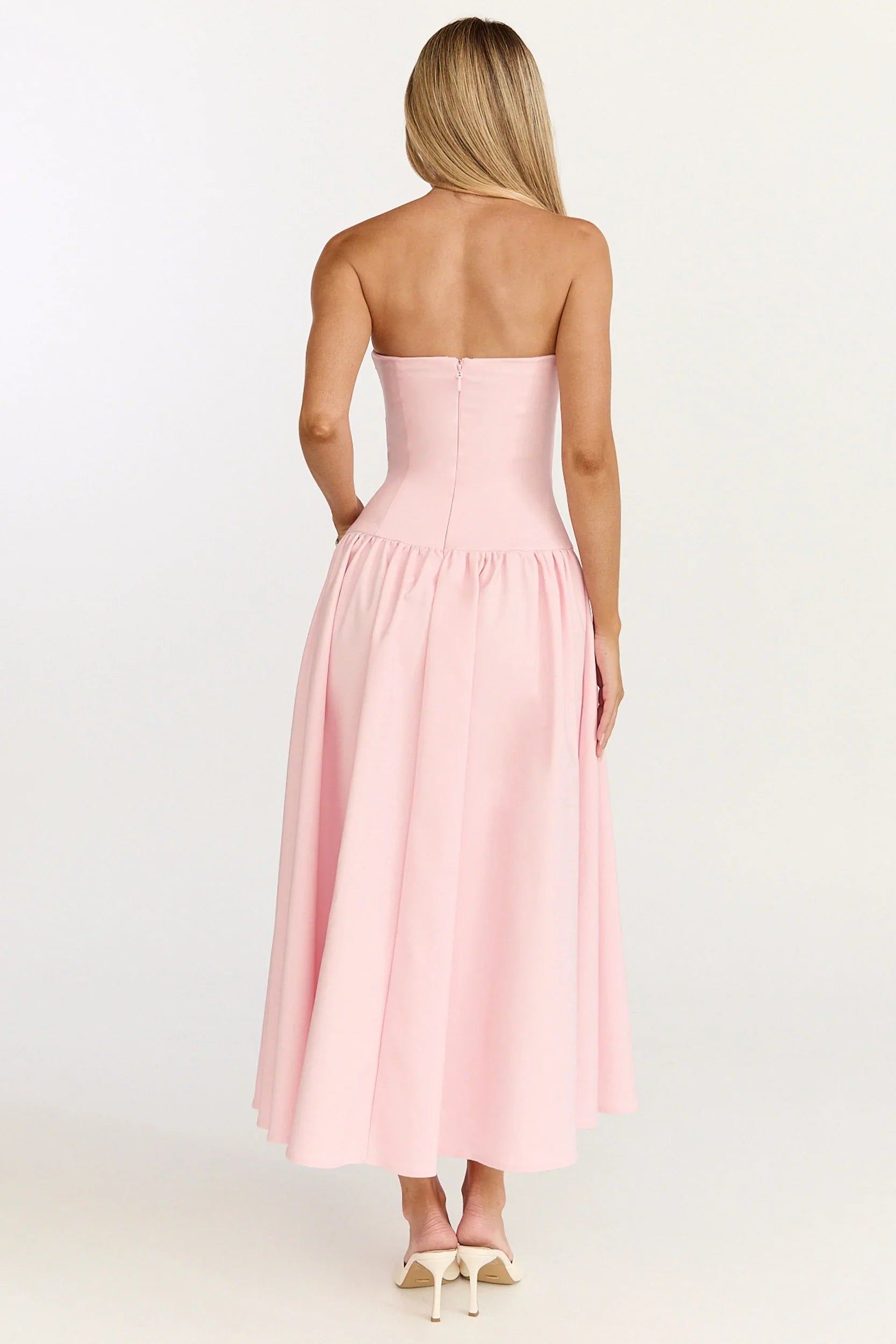 Robe longue Louisa – Robe évasée rose avec bustier, fronces latérales et taille basse.