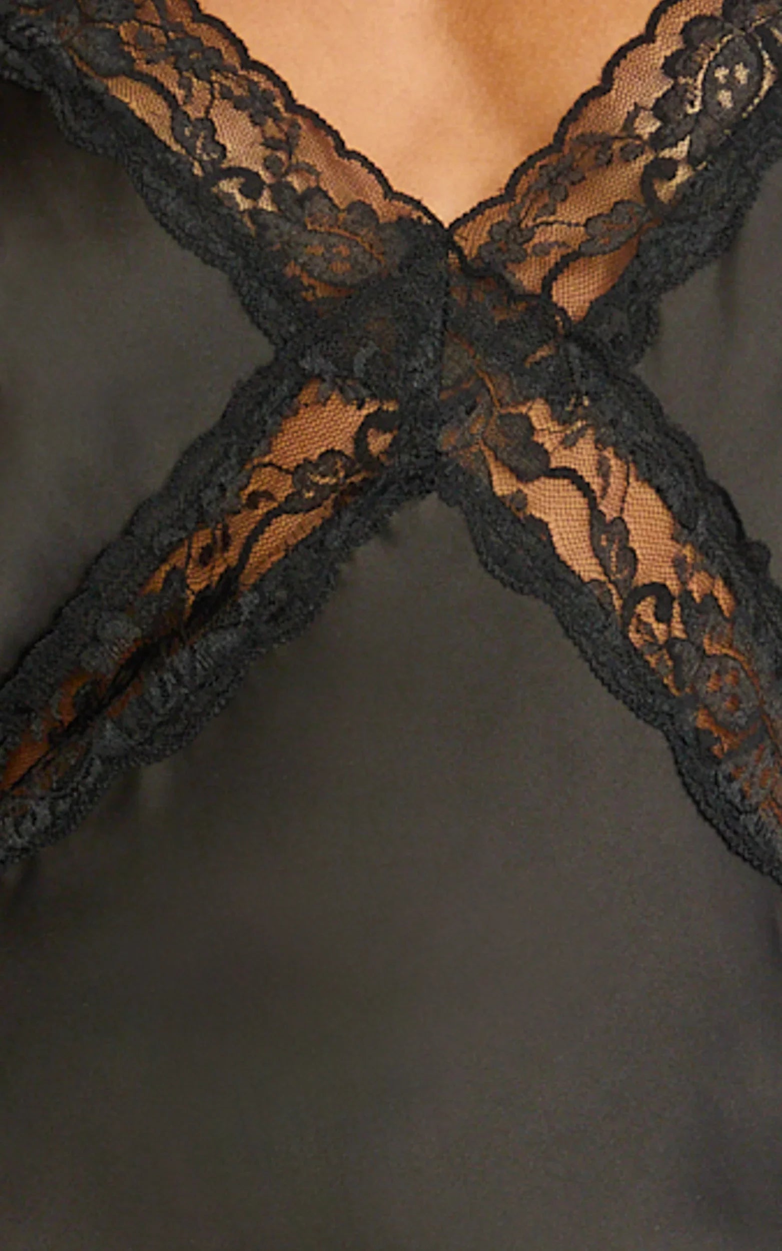 Robe midi Christy – Robe nuisette noire à col en V avec détails en dentelle