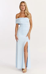 Robe longue Opal - Robe évasée à épaules dénudées et corsage froncé de couleur bleue