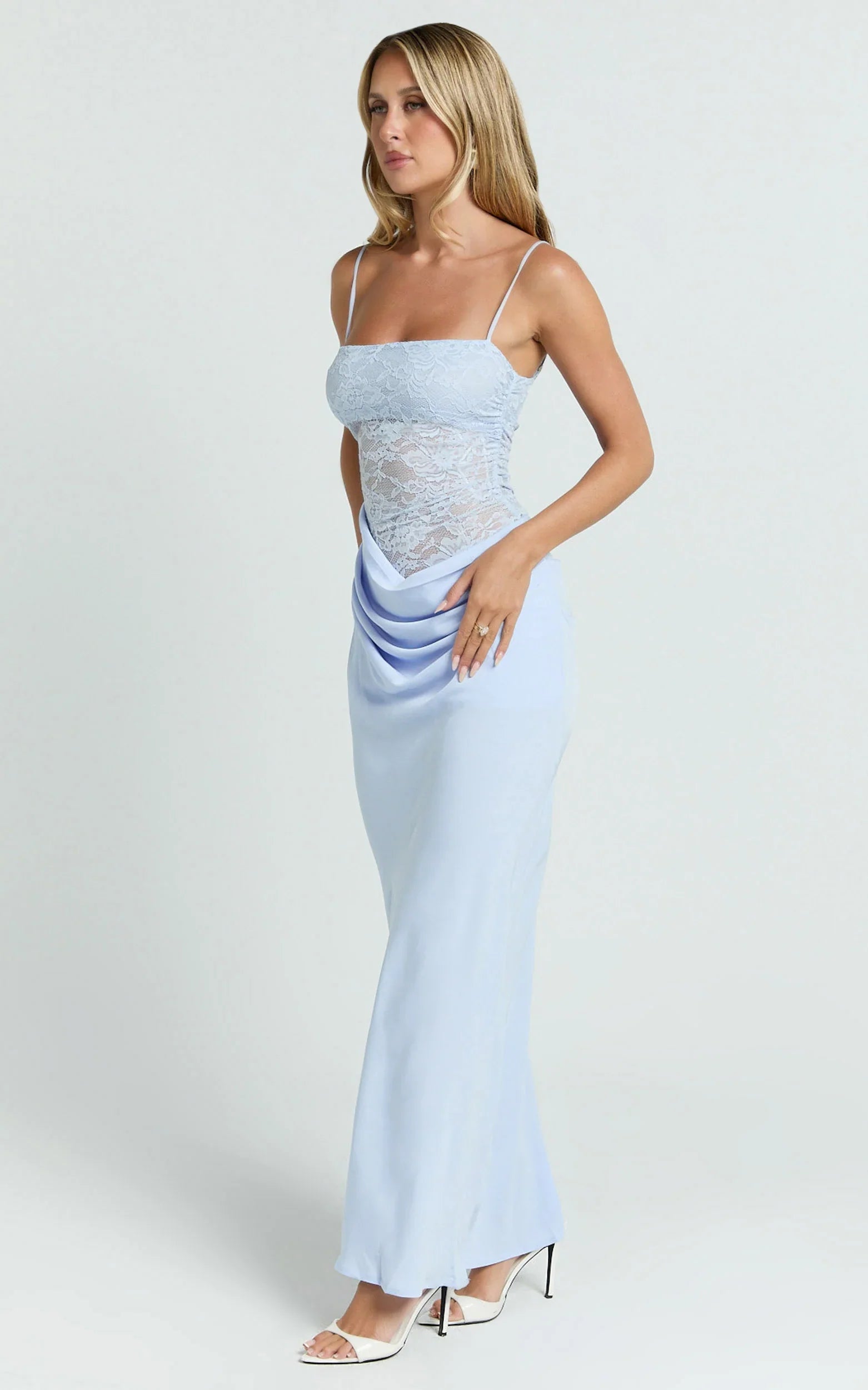 Robe longue Rania - Robe longue coupe biais à encolure bénitier et taille basse avec bustier en dentelle contrastante de couleur Bleu doux