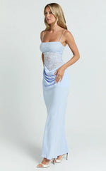 Robe longue Rania - Robe longue coupe biais à encolure bénitier et taille basse avec bustier en dentelle contrastante de couleur Bleu doux