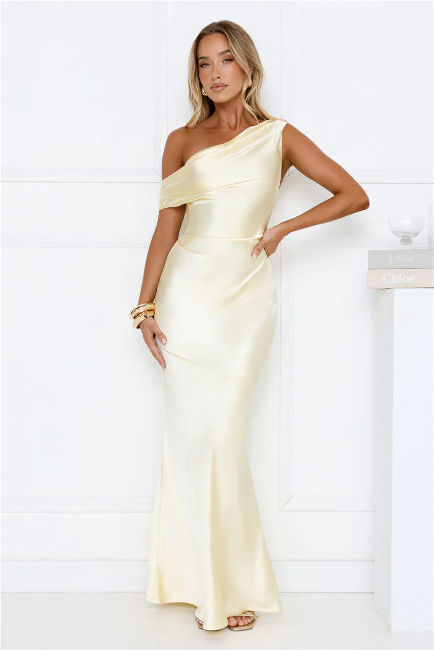 Robe longue à épaules dénudées She's A Dream en satin jaune