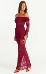 Robe longue Juliet - Robe en dentelle froncée superposée à manches longues et épaules dénudées couleur lie-de-vin