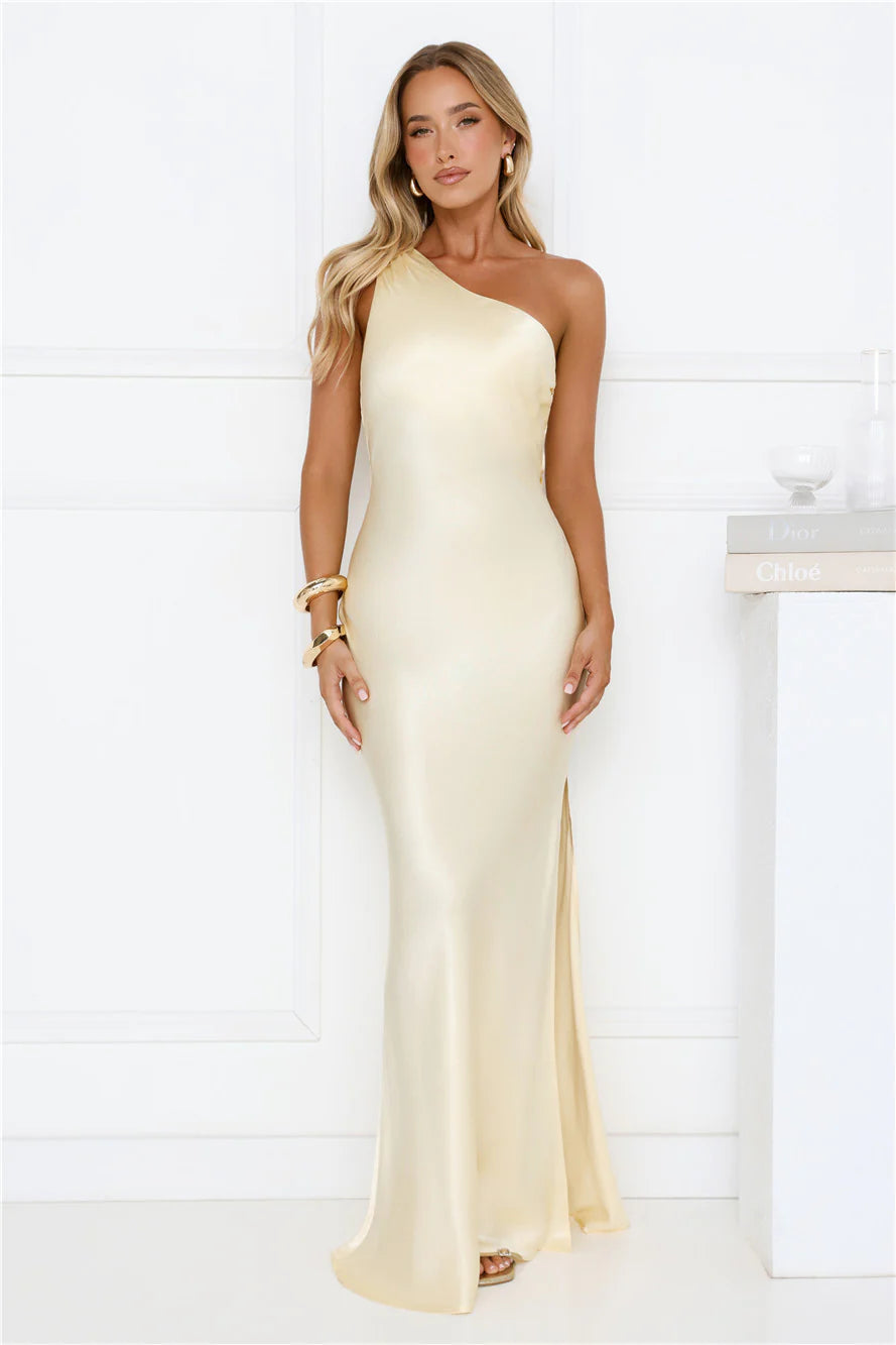 Robe longue en satin asymétrique jaune « Modern Day Love »