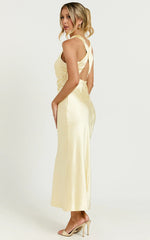 Robe midi Aluna - Robe nuisette en satin à col montant et dos croisé, couleur citron