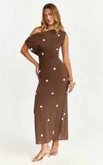 Robe longue Cia - Robe en lin à pois avec épaules dénudées couleur chocolat
