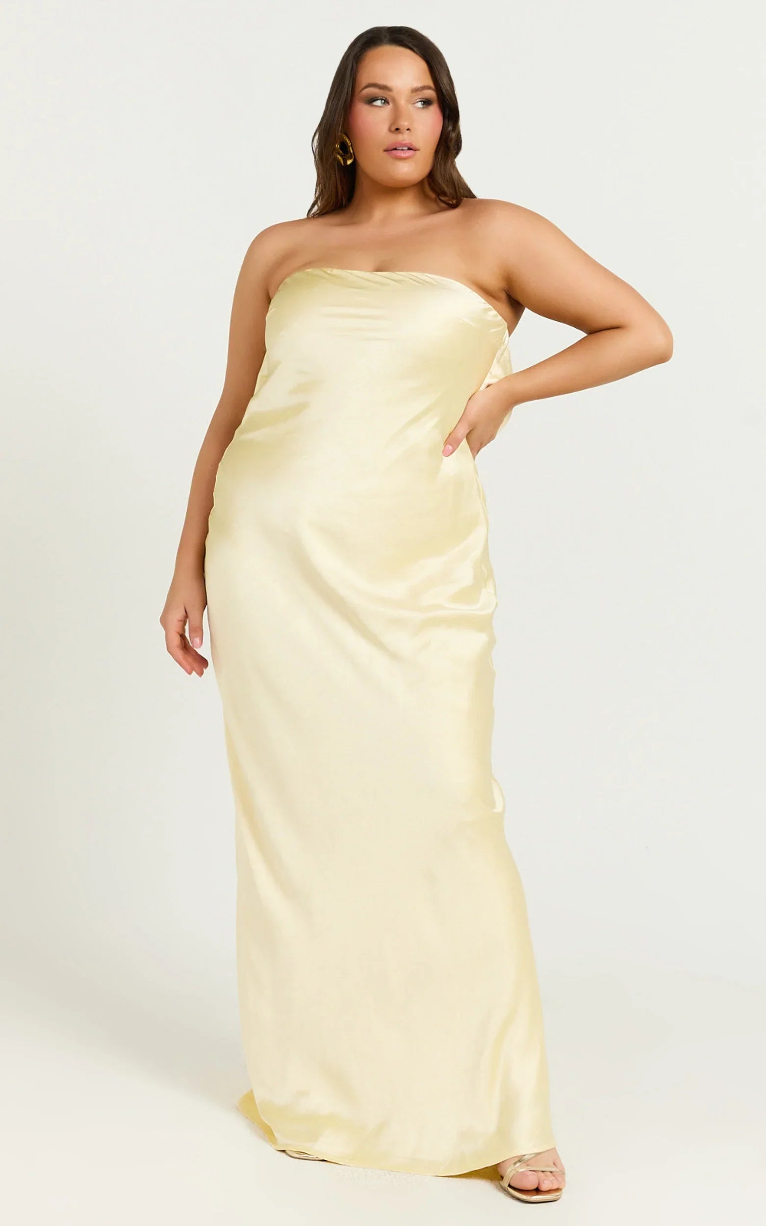 Robe longue Charlita - Robe en satin dos nu à col bénitier en jaune beurre