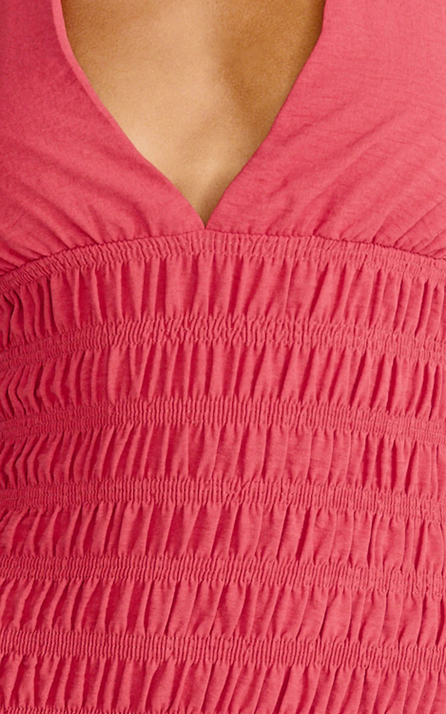 Mini-robe Giselle - Robe évasée à encolure dos nu, ourlet à volants froncés, coloris Rose