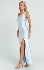 Robe longue Isla - Robe asymétrique en satin à fente latérale bleu ciel