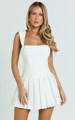 Mini-robe Wallace - Robe plissée à encolure carrée, larges bretelles et taille basse, de couleur blanche