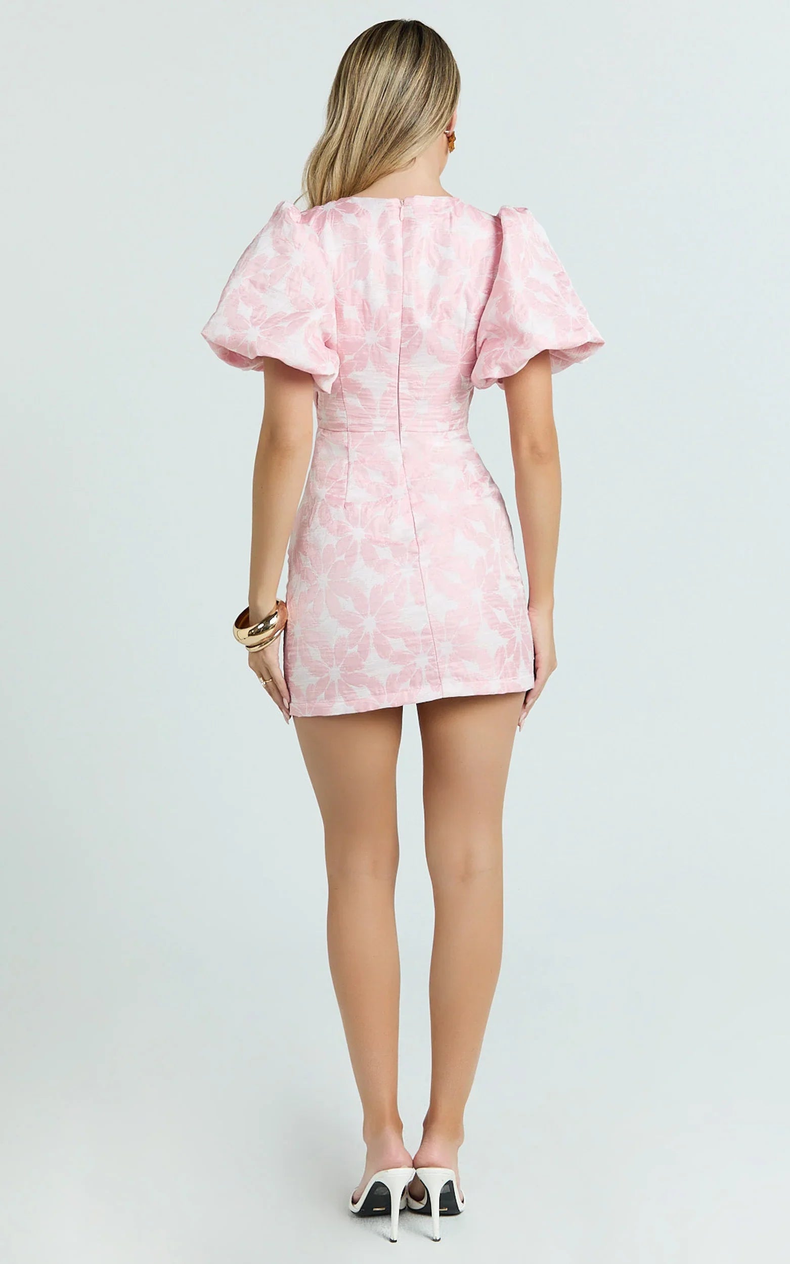 Mini-robe Diana – Robe courte en jacquard à manches courtes et découpes, rose clair