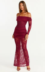 Robe longue Juliet - Robe en dentelle froncée superposée à manches longues et épaules dénudées couleur lie-de-vin
