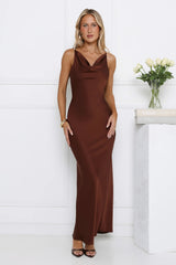 Robe longue en satin marron au style impeccable