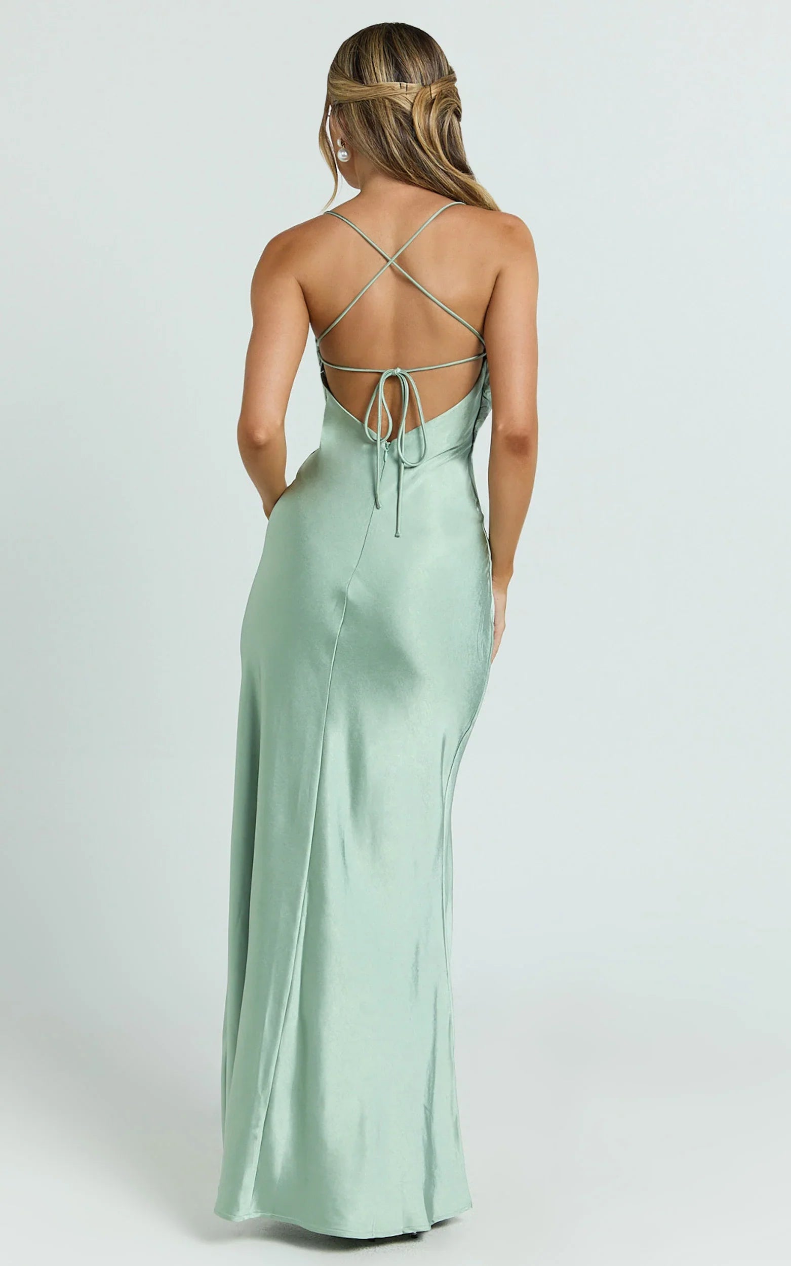 Robe longue Hanna – Robe dos nu en satin à col bénitier couleur sauge