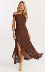 Robe midi Judee - Robe asymétrique fendue haute sur le côté couleur chocolat