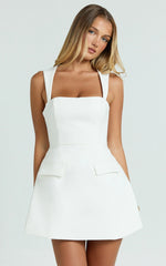 Mini-robe Garrett - Robe évasée à col carré blanche